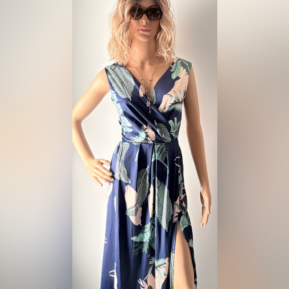 NWOT Elegant Casual Blue Floral Maxi Summer Beach day Double slit Sz Small.